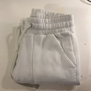 Byxor  - Färg: vit  Storlek: XS  Andvänd: aldrig  Säljer för att:  Har bara inte kommit till andvändning  Skriver ett pris men ni kan skriva privat om ett annat om ni vill!❤️😘
