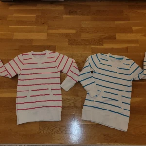 Sweatshirts - Två superfina sweatshirts, en med blå ränder och en med rosa ränder, från Warp (Stadium) i storlek 122/128. Fodrade inuti så perfekta för kylan! Båda för 100kr eller en för 70kr.💕