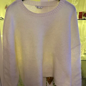 Långärmad tröja - Stickad tröja från Cubus som är använd en gång. Säljer denna tröja för att jag inte fått användning för den. Nypris ca 300 kronor. Den passar även om man har M/L i storleken. Pris 80 plus frakt