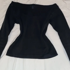 brandy melville - jätte fin mörk grå off shoulder topp från brandy🎀