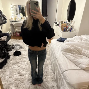Lågmidjade jeans - Osäker på om jag vill sälja men tänkte kolla intresset!! Sååå snygga jeans med låg midja och skit snygga fickor. Jätte fina och unika. Kom med bud🩷🩷 avklippta så att de ska passa någon runt 1,60