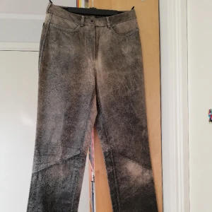 Skinnbyxor Roberto Cavalli Grå/brun melerade - Supersnygga skinnbyxor från Roberto Cavalli i nyskick. Melerade i en fräck gråbrun färg. 