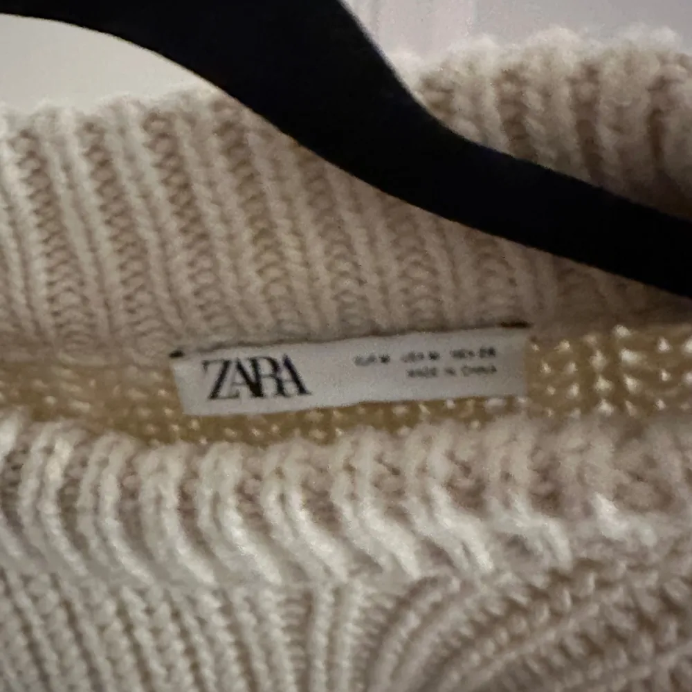 En beige stickad tröja som påminner lite om Rory Gilmore 😉🙌🏻  Den är från Zara och är knappt använd! Dålig kvalitet på andra bilden men den är i strl M men funkar finemang som S med😚. Stickat.