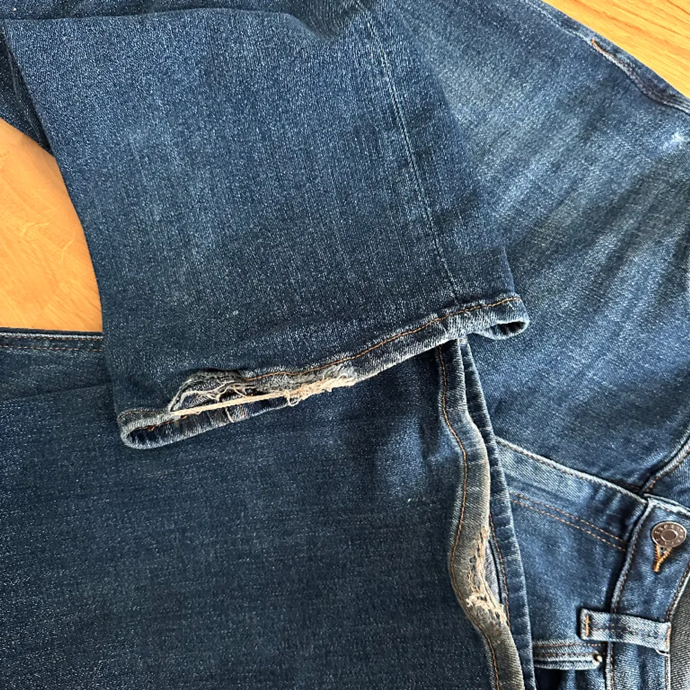 säljer dessa low/mid rise jeans från esprit då dem inte kommer till användning. slitningar bild 3. midjemått rakt över 39cm, innerben 84-85cm. skriv för bild hur dem ser ut bak! storlek 27/34. nypris 700💞💞. Jeans & Byxor.