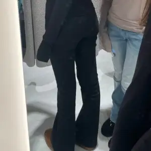 Svarta jeans från Gina tricot - midrise