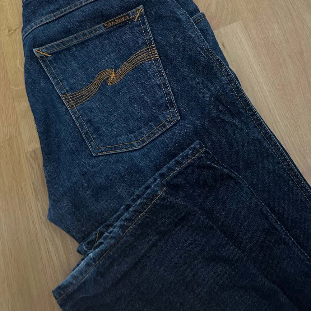 säljer dessa jeans från nudie jeans med orangea detaljer i herrmodell. nypris 1400. dem är i väldigt bra skick. innerbenslängden är ca 79-80 cm och midjemåttet rakt över 41 cm. skriv vid frågor eller för fler bilder! . Jeans & Byxor.