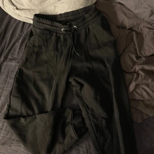 Mjukisbyxor - svarta mjukis från Lager 157 i bra skick!💓