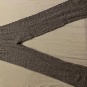 Stickade byxor - Jättegoa stickade byxor som tyvärr är för korta för mig i benen, jag är 172cm. De finns matchande stickad hoodie längre ner🤍 mudden är lite konstig men inga fel eller uttöjd, fråga om fler bilder!