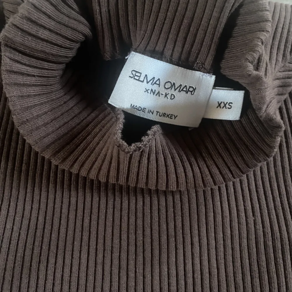 Fin brun polo tröja från NA-KD knappt använd 😍. Tröjor & Koftor.