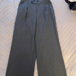 Kostymbyxor - Gråa. Fint skick. 200kr 