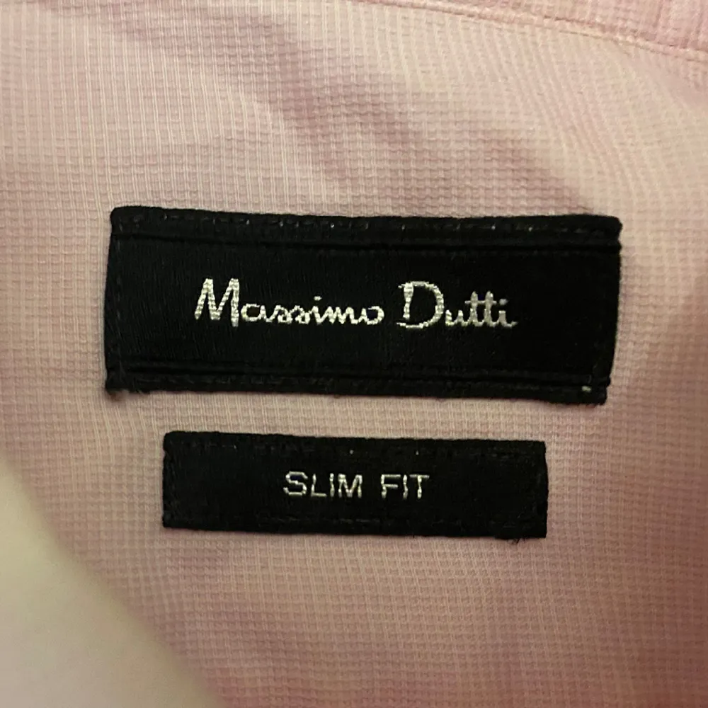Massimo dutti  skotta, färg rosa stl 41 i jätte fint skick . Skjortor.