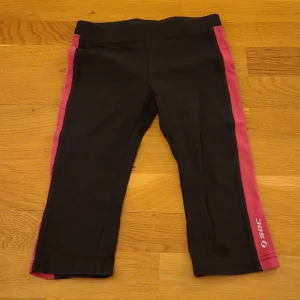 Leggings - Barn leggings från SOC i storlek 122/128. Köparen står för frakten 💕