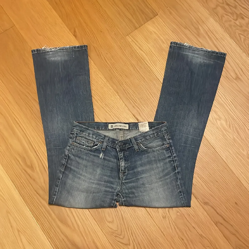 Fina lågmidjade utsvängda jeans från Gap, säljer pga för små på mig☺️Hon på bilden har storlek s/36 i jeans och är 168cm lång. Kontakta gärna ang midjemått osv💓. Jeans & Byxor.