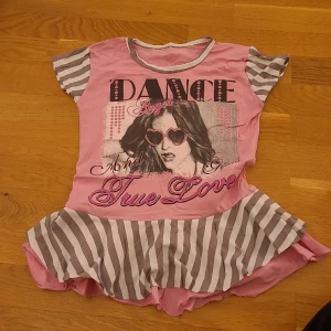 Topp - Supersöt topp, står ej storlek men står 9, så den passar 9år. Köparen står för frakten 💕 finns ett pyttelitet hål på baksidan, men den är inte synlig, se sista bilden.