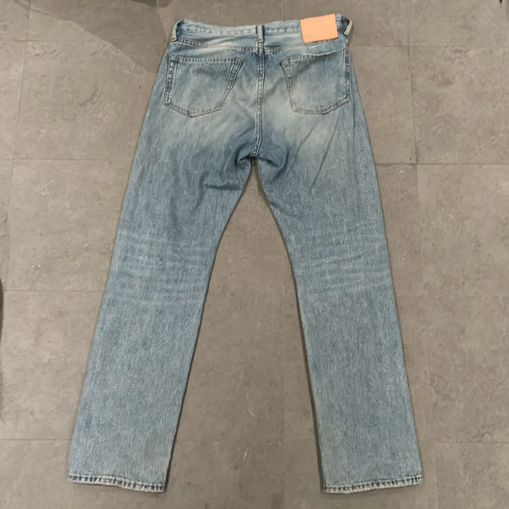 Acne studios jeans Modell: REGULAR FIT JEANS -1996 Storlek: 30/32 Byxorna är i nyskick.  Nypris: 3700 kr. Jeans & Byxor.