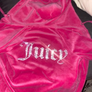 Juicy Couture  - Helt ny nästan aldrig använd riktigt så den ligger bara hemma i garderoben, det är xxs men passar mig som brukar ha s💗skriv för fler bilder