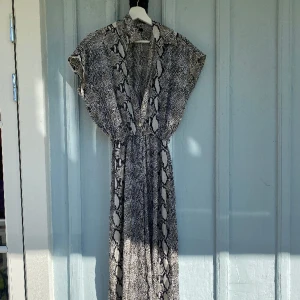 Byxdress - Byxdress från BikBok i strl S, använd fåtal gånger. Väldigt luftigt och skönt material. Vit/svart/grå.