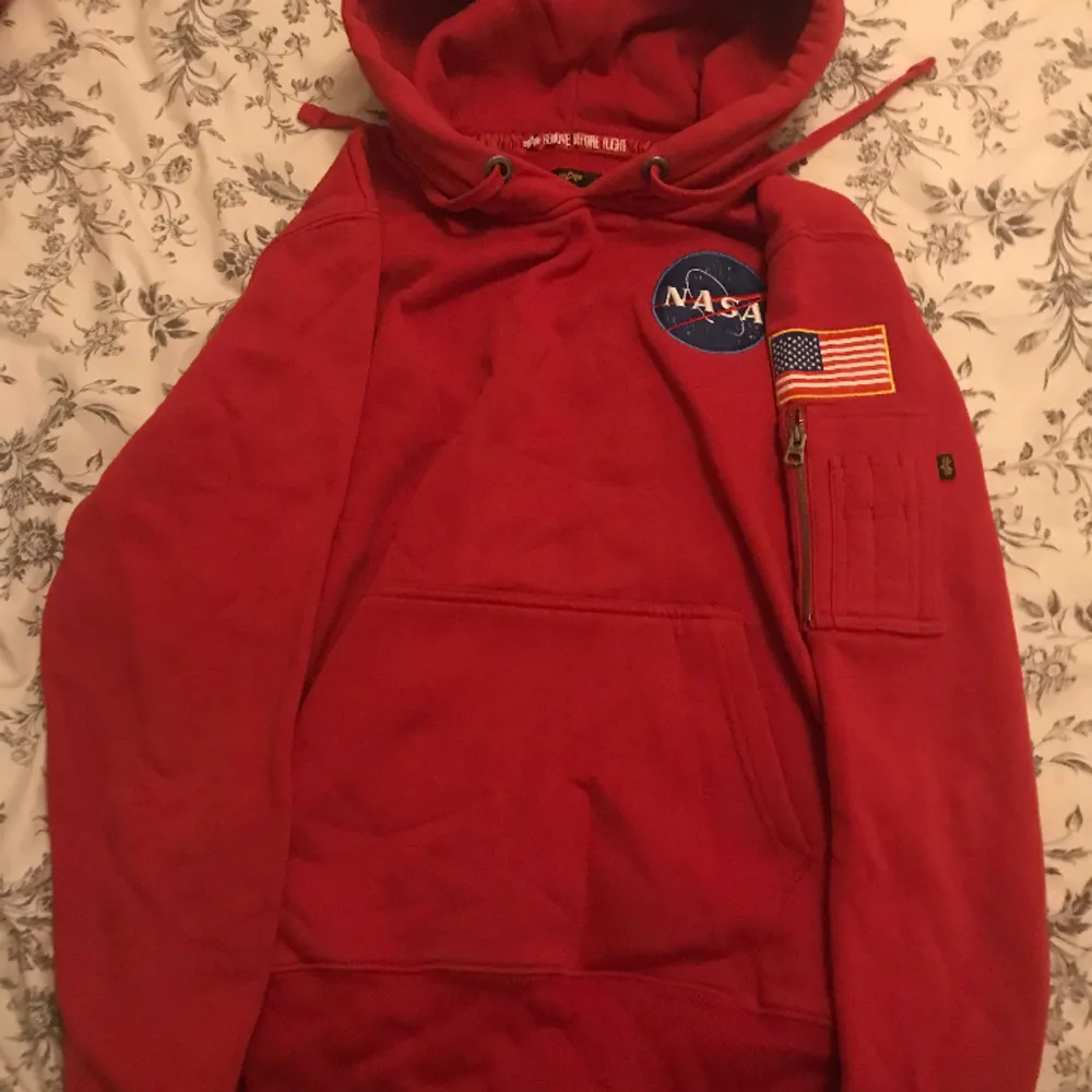 En snygg röd Alpha Industries X nasa hoodie   Ordinarie pris : 800  Kan gå ner i pris vid snabb affär   Äkta ✅. Hoodies.