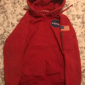 En snygg röd Alpha Industries X nasa hoodie   Ordinarie pris : 800  Kan gå ner i pris vid snabb affär   Äkta ✅