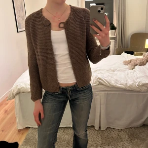 Stickad kofta - Jättesöt brun stickad kofta i strl S från kappahl💗endast använd 1 gång!