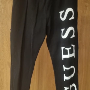 Guess byxor - Collegiebyxor (mjukisbrallor) från Guess i juniorstorlek 18. Skulle säga att det morsvarar ca XS/S. Jättefint skick.