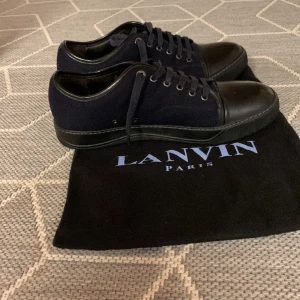 Lavnins cap toe  - Lanvin Paris skor i 10/10 i skick. Färg marinblå och svart sula. Enbart dustbag följs med. Storlek 43 passar 42/Uk 9. Precis som nya. Nypris 4600. Mitt pris 3200. Om ni har frågor eller funderingar så skriv till mig mvh Alex 