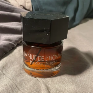 Yves Saint Laurent parfym , la nuit de l’homme  - Eau de parfym ( EDP )  60 ml  Använd 2 gånger  Ingen box  Nypris 1050 kr  Jag tar inte emot några byten men det går att pruta på priset 