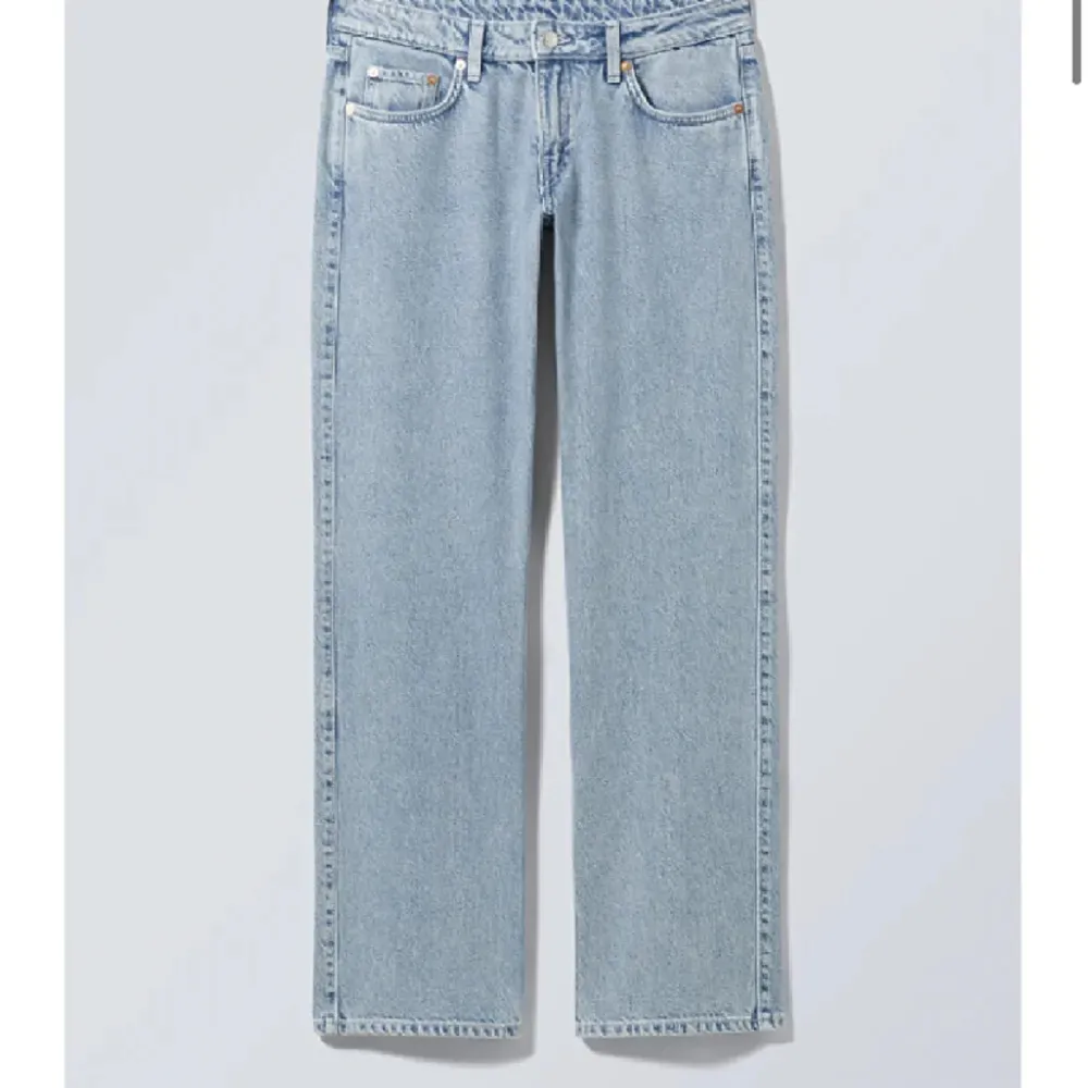 Säljer dessa lågmidjade jeans från weekday då de inte kommer till användning längre💕 nypris 550 och i nyskick!. Jeans & Byxor.