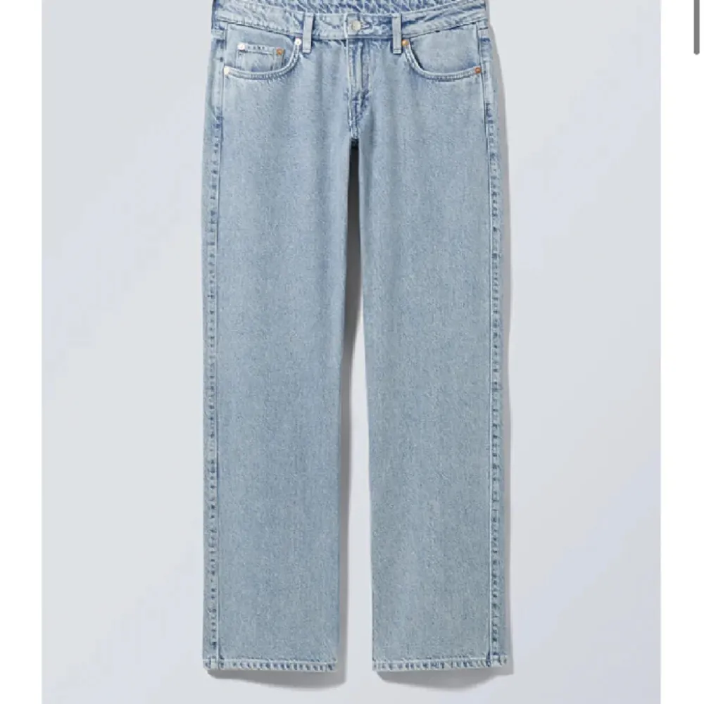 Säljer dessa lågmidjade jeans från weekday då de inte kommer till användning längre💕 nypris 550 och i nyskick!. Farkut & Housut.
