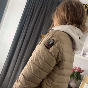 parajumpers jacka  - säljer min fina parajumperjacka i storlek xs/s eftersom jag inte använder den längre. den kommer ifrån ett rök/ djurfritt hem . den har inga större defekter. kontakta gärna vid frågor eller om du vill ha fler bilder. priset går att diskuteras🤍