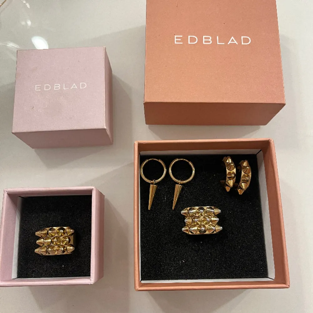 Säljer smycken från Edblad två ringar och två par örhängen. Säljer örhängena för 300kr då dom är i nyskick  Ringen i storlek 16.80 för 200 då den är lite rostig där back men inget som märks säljer den andra ringen som är i 18,50 för 300 dene nyskick . Accessoarer.