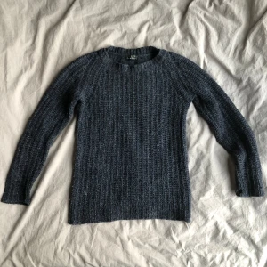 Stickad tröja Fred Perry - Fin och skön tröja! Obs. Har ett hål vid ena ärmen (bild 2) och ett på ryggen (3)