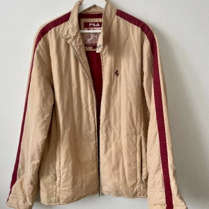 Fila x Ferrari Vintage Jacka - Vintage jacka från Fila x Ferrari. som jag ärvde av min Italienska farbror som också råkar vara ett formel1 fan. Jackan är gjord av en bomullsblandning och är i mycket bra skick. Inga fläckar och sömmar i nyskick. 