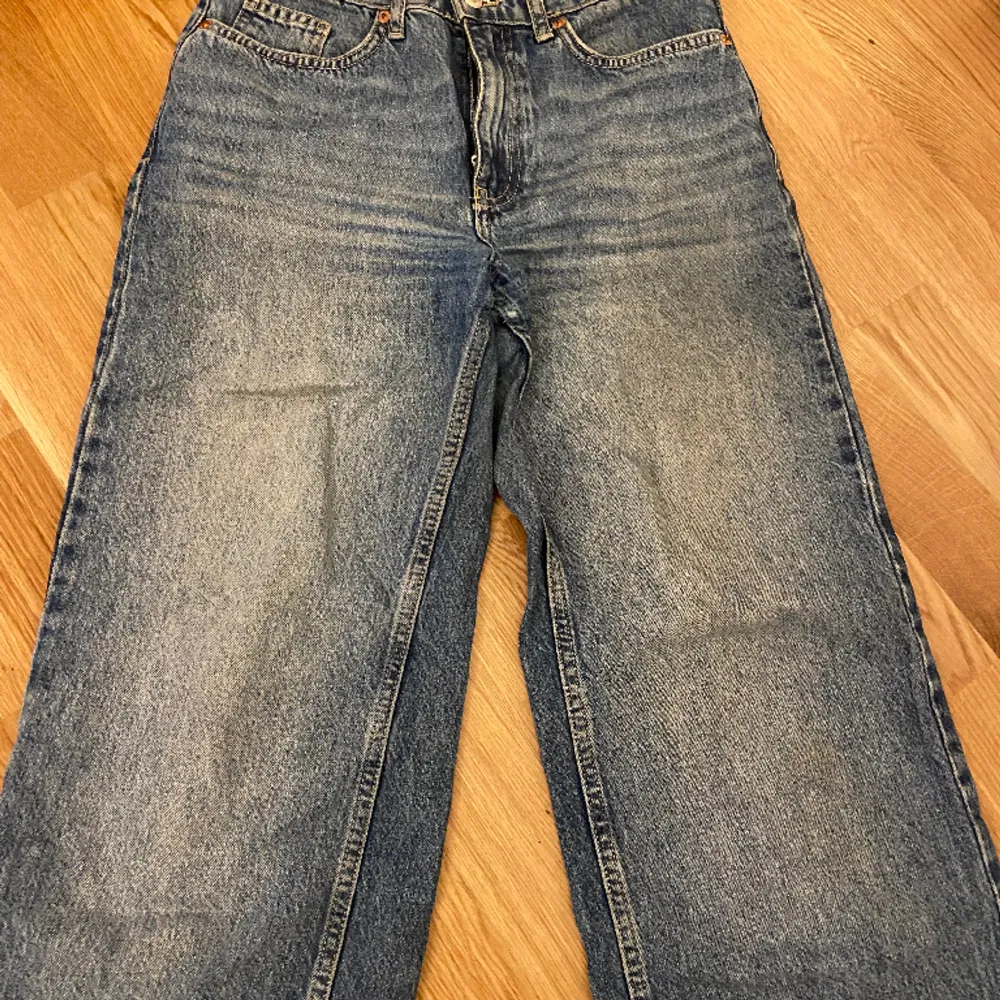 Säljer dessa jeans då de blivit försmå, skicket är fint och priser kan diskuteras❣️ hör av er vid frågor mm💕  Nypris ~500. Jeans & Byxor.