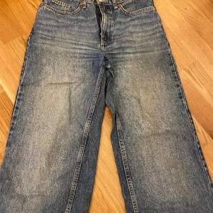 Säljer dessa jeans då de blivit försmå, skicket är fint och priser kan diskuteras❣️ hör av er vid frågor mm💕  Nypris ~500