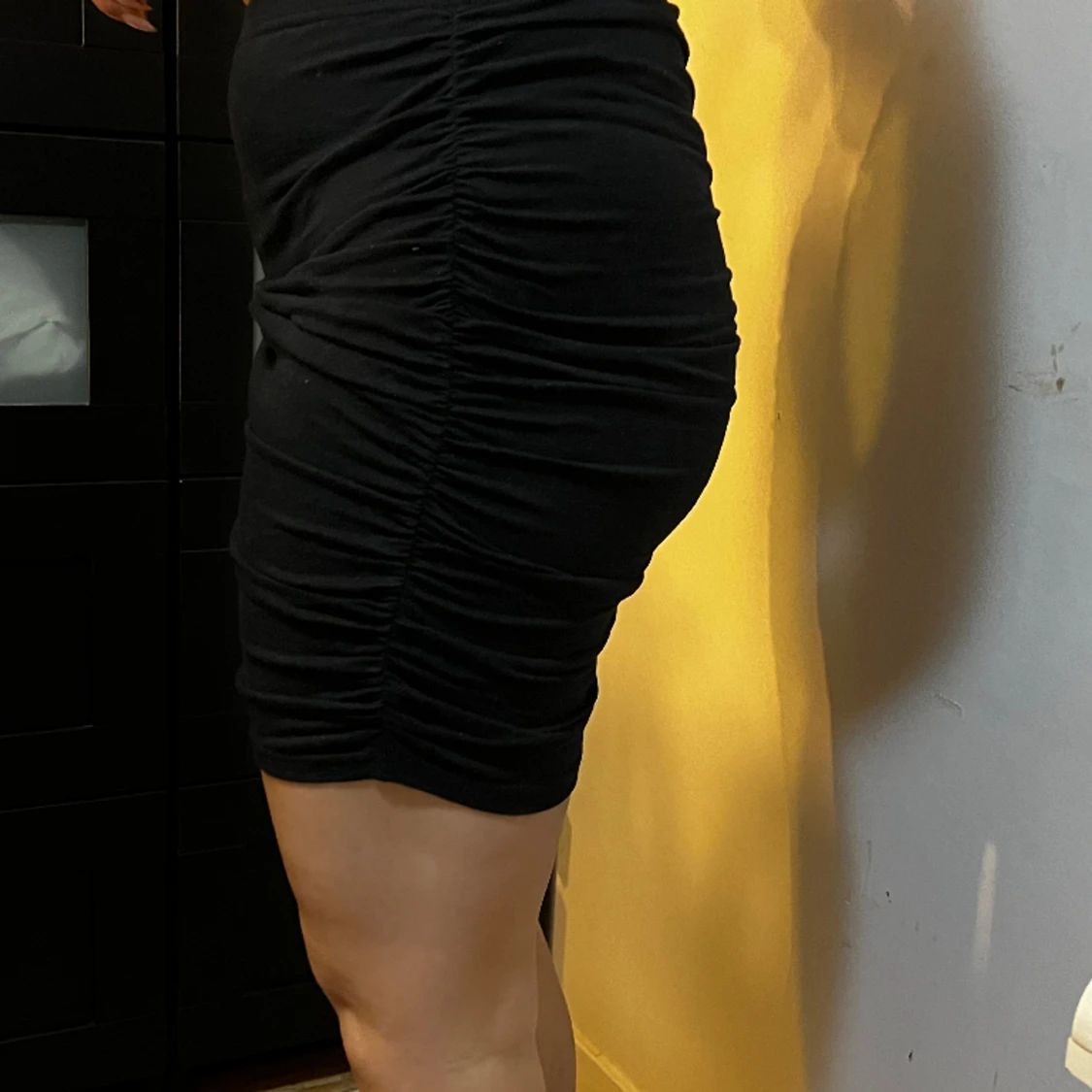 Svart kjol med ”scrunch” - 90