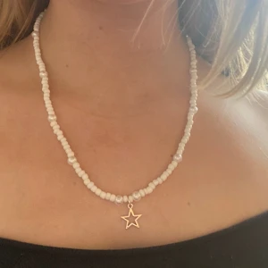 Halsband🎀 - Halsband jag gör själv du kan välja färg och charm för halsbandet, det är justerbart❤️🎀