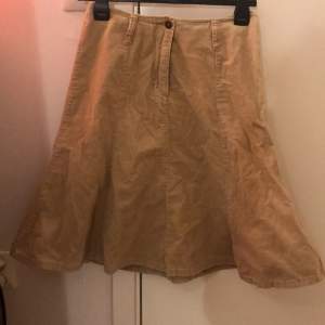 Beige kjol från HPO collection, fint skick!