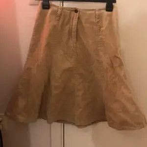 Beige kjol från HPO collection, fint skick!
