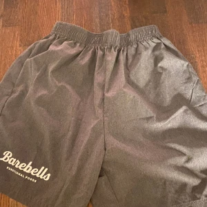 Barebells shorts - Tjena, säljer ett par barebells träningsshorts. De är i ett fint skick, tveka inte på att höra av dig vid frågor och funderingar! Mvh Sixten