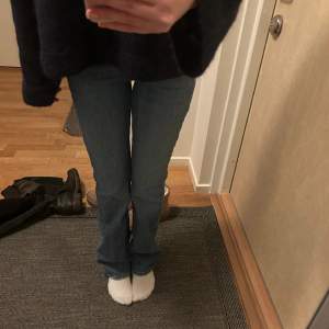 Säljer dessa pågrund av att dom har blivit för små i midjan, dom är från Gina och är i nyskick, bara använda ett fåtal gånger, dom är i modellen bootcut, skriv för mer info om ni behöver💗köpta för 500kr