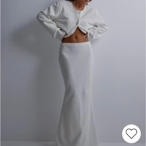 Vitt set från Nelly  - Helt nytt set från Nelly, endast använt 1 gång. Storlek M i kjolen och S i koftan. 