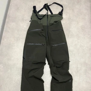 Skid/snowboard byxor  - Storlek Large i dam och passar som en Medium i herr. Säljer pga fel storlek, därav helt nya.  Köpte dom för 4500kr  Fler bilder skickas utefter önskemål. 