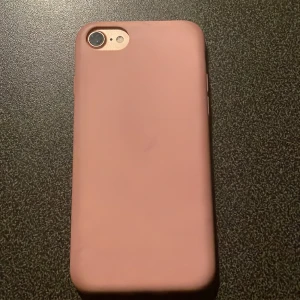 iPhone skal 6 o 6s - Detta var mitt favorit skal, väldigt lätt att ta av och på. Ganska smutsig men mest på kanterna då jag använt de så mycket. Du står för frakt eller så ingår frakt i pris. Går att diskutera pris!!