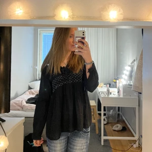 Grå odd Molly blus  - Snygg och söt blus från Odd Molly💕köp nu eller prisförslag!