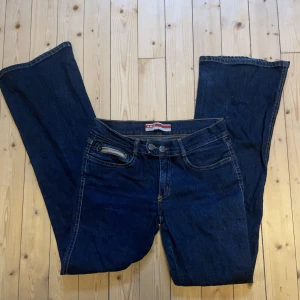 Lågmidjade bootcut onlyjeans - Suuuupersnygga lågmidjade bootcut jeans från only med fina detaljer. Helt oanvända av mig, i helt perfekt skick. 