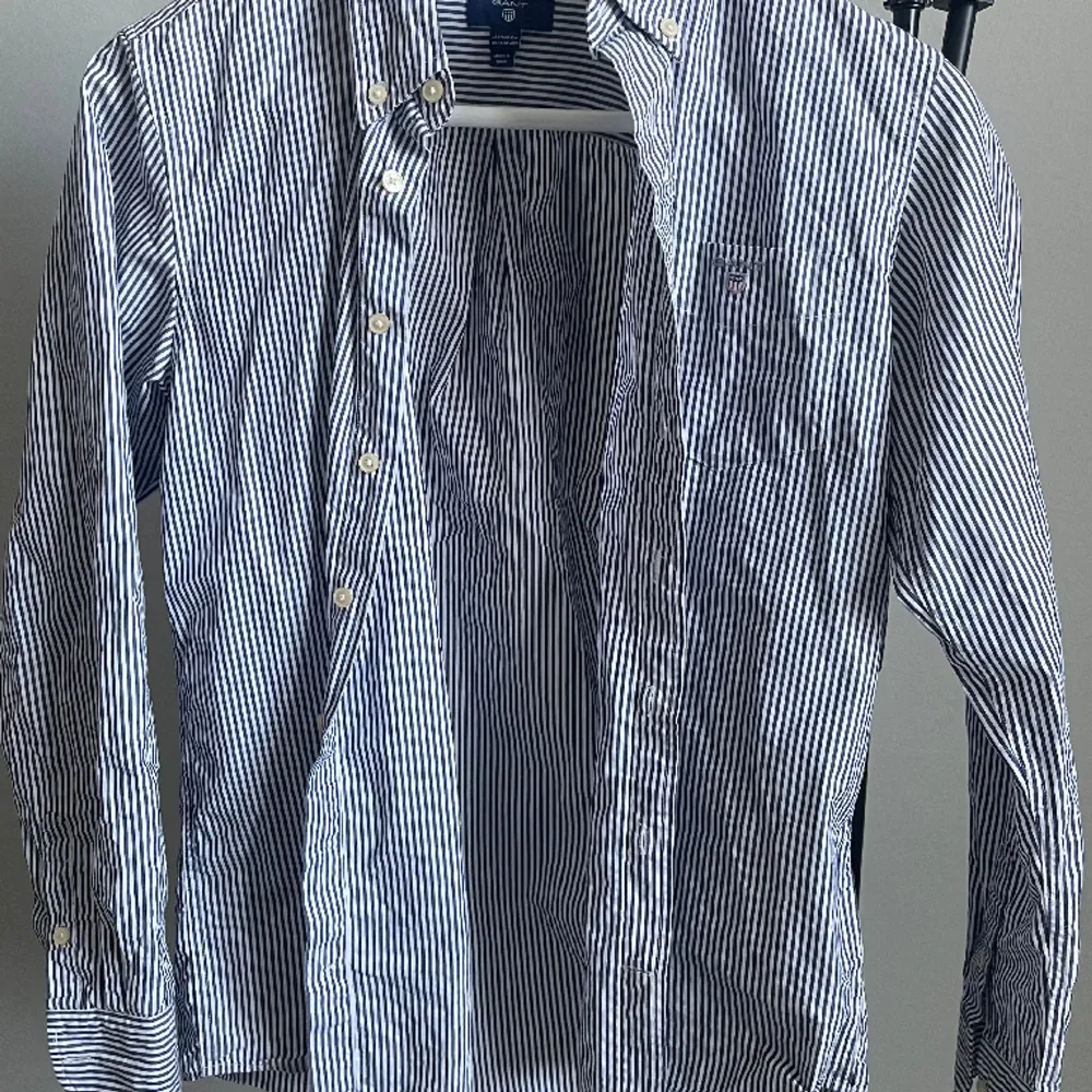 ⭐️En superfin randig Gant skjorta i storlek 158/164, men funkar som en XS💕 . Skjortor.