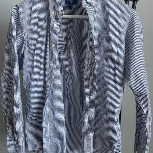⭐️En superfin randig Gant skjorta i storlek 158/164, men funkar som en XS💕 