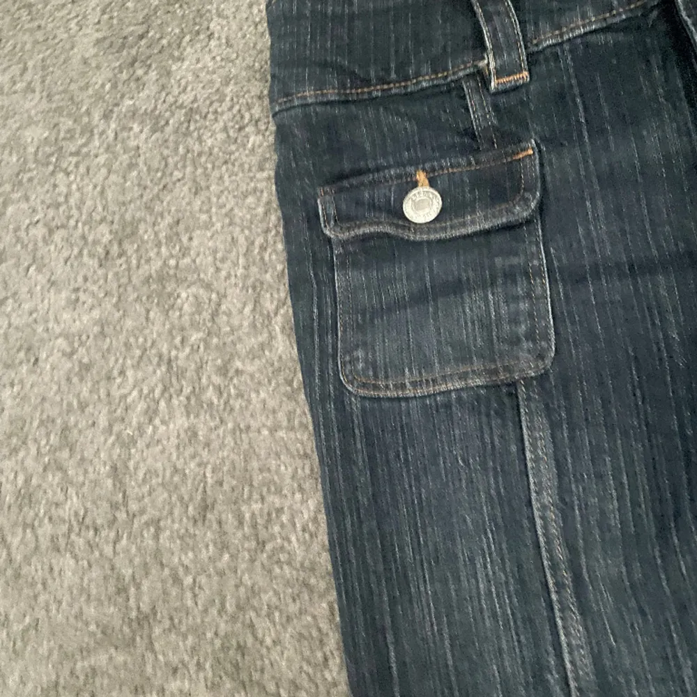 Hej, säljer dessa hm jeans då jag inte fått någon användning för de!💓har använt endast 2 gånger så det är i nyskick!. Jeans & Byxor.