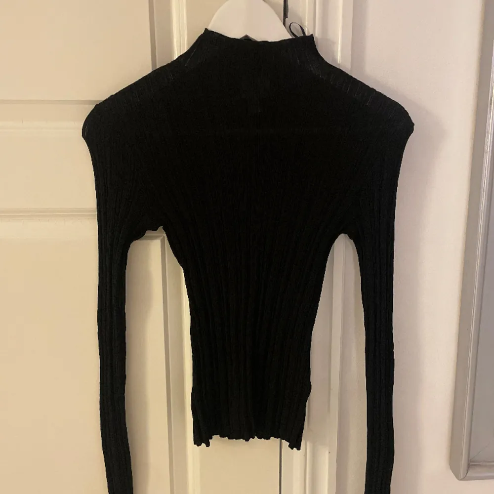 En svart långärmad tröja med lite polo och stretchig. Nyligen köpt och tyvärr inte kommit till användning någon gång. Strl S men passar allt ifrån xs-M!🙌🏽🙌🏽😍. Tröjor & Koftor.